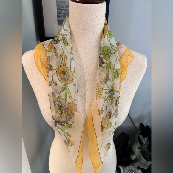 Vintage 30” x 30” tPolyester Scarf, Poppy Design. - Picture 2 of 12